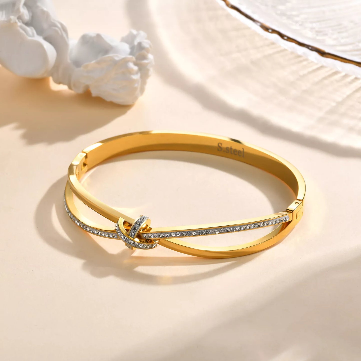Shimmering Gold Cuff – A Touch of Class ✨