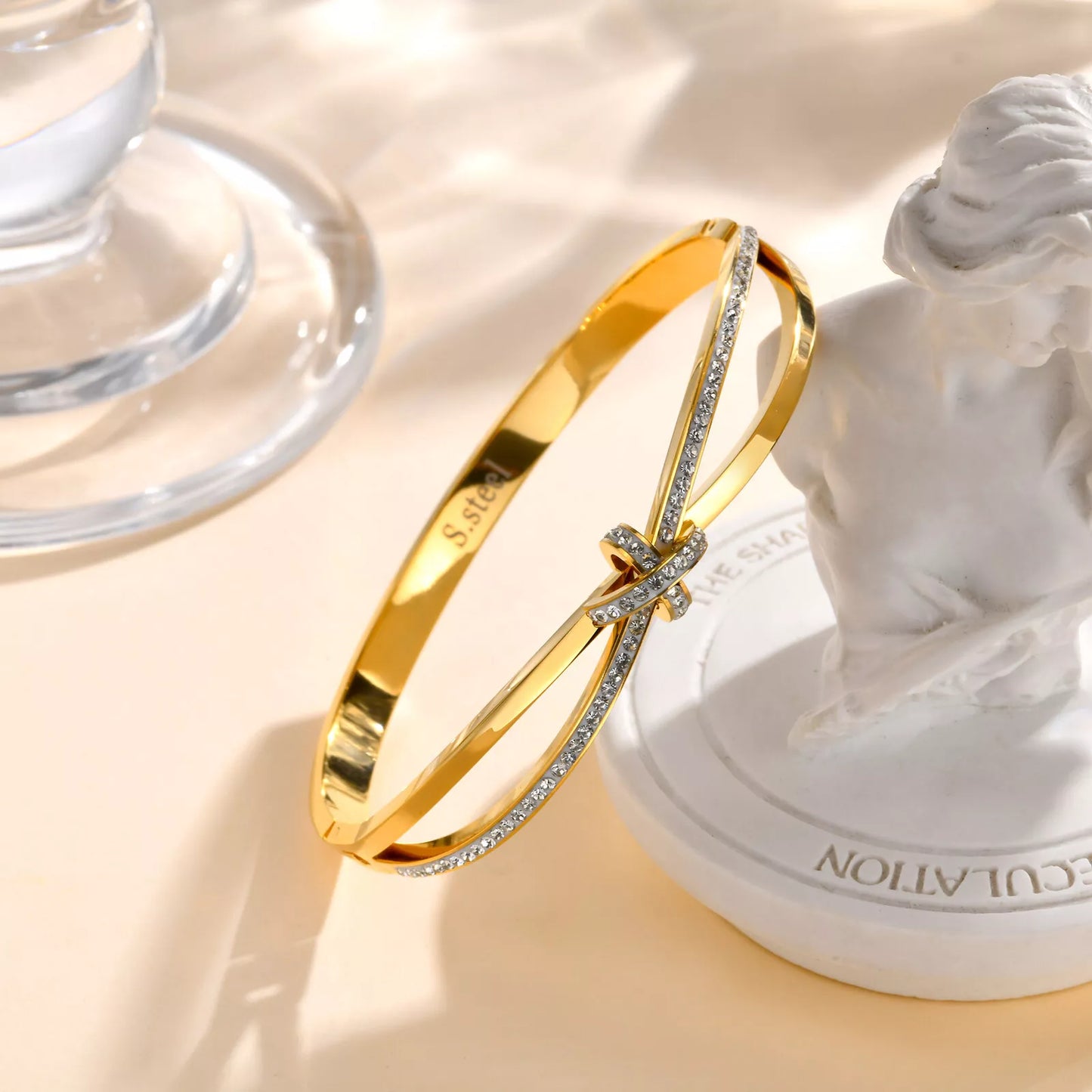 Shimmering Gold Cuff – A Touch of Class ✨