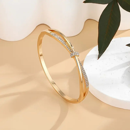 Shimmering Gold Cuff – A Touch of Class ✨