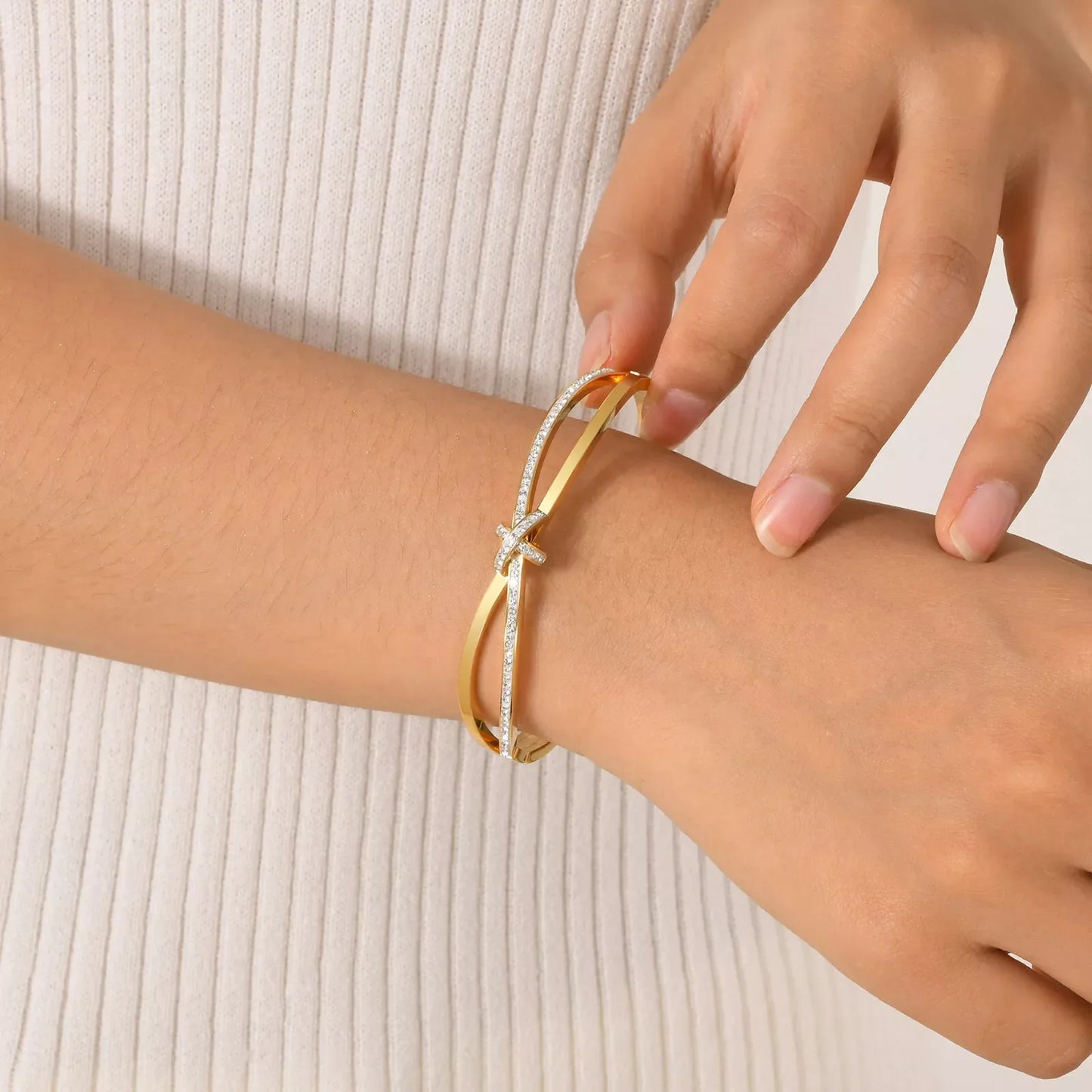 Shimmering Gold Cuff – A Touch of Class ✨