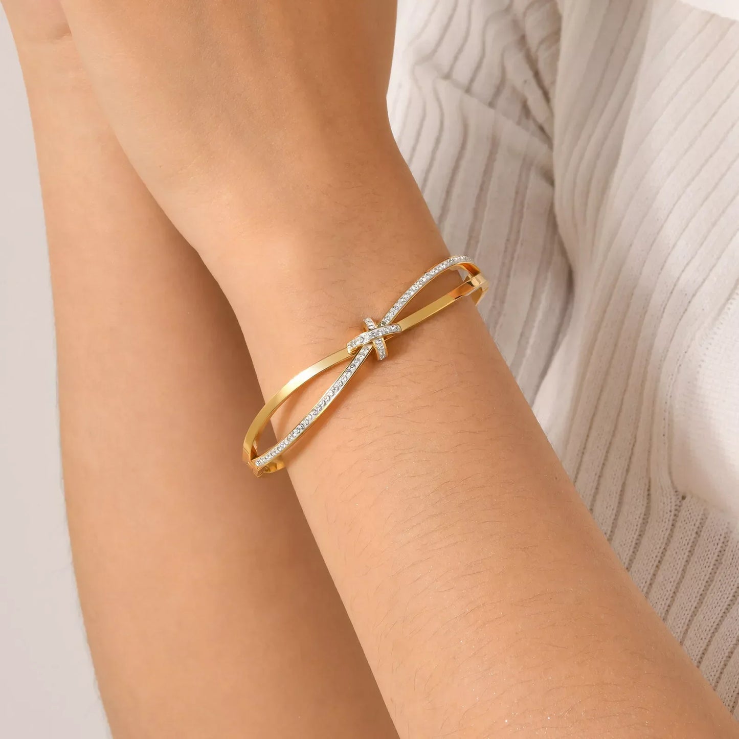 Shimmering Gold Cuff – A Touch of Class ✨