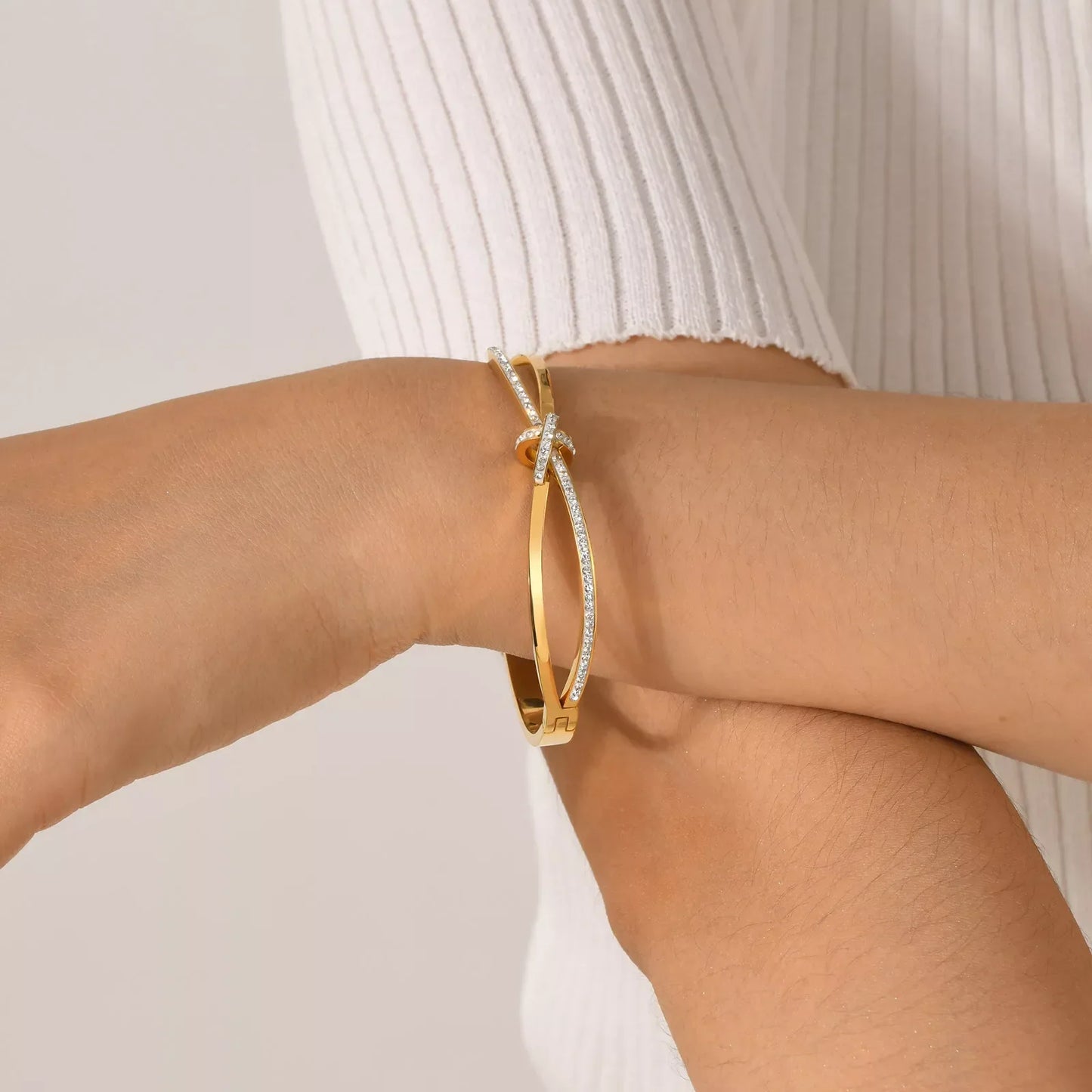 Shimmering Gold Cuff – A Touch of Class ✨