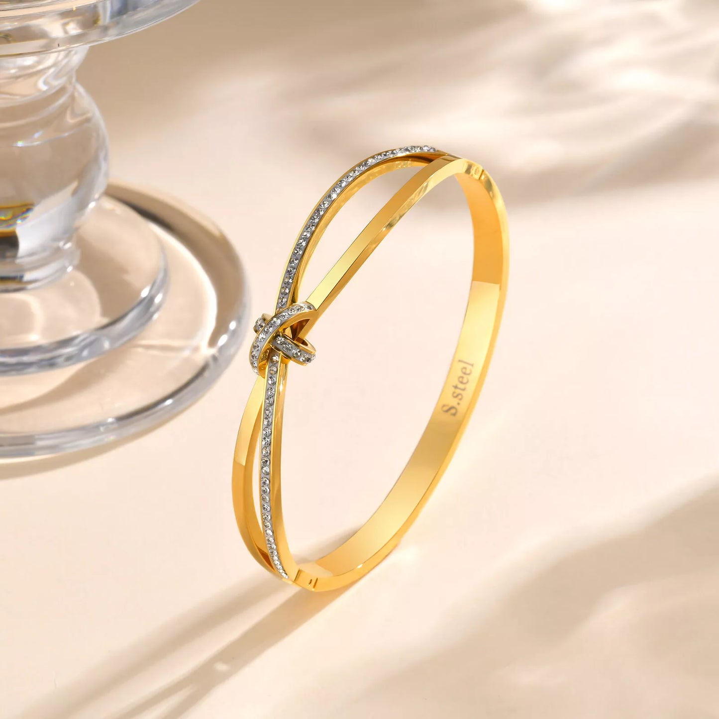 Shimmering Gold Cuff – A Touch of Class ✨